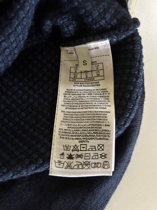 Jersey Guess cuello alto azul marino