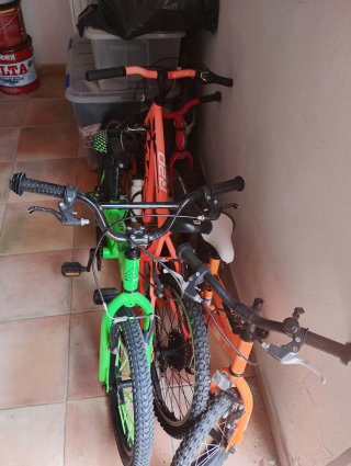 Bicicletas infantiles naranja y verde