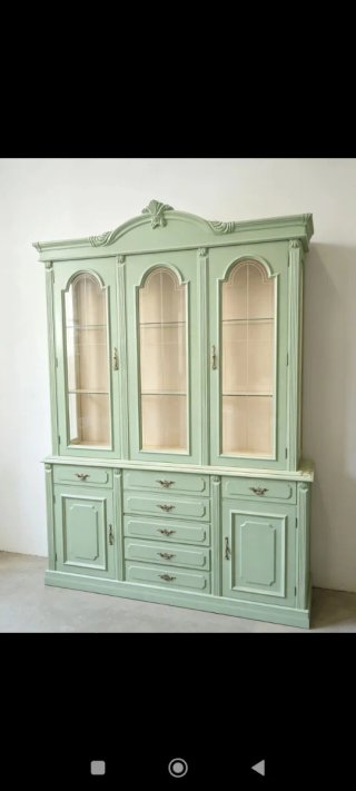 Vitrina de madera y cristal verde