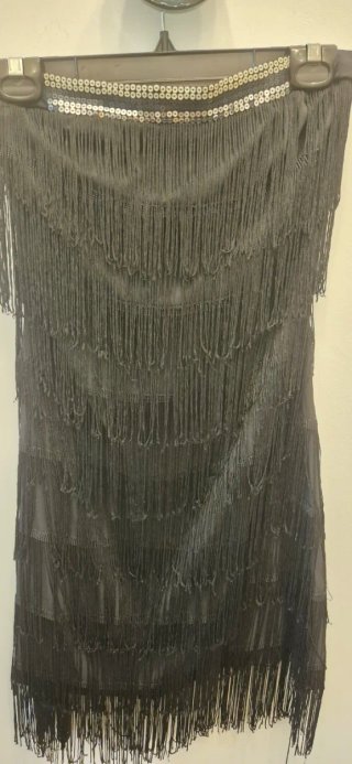 Vestido palabra de honor flecos negro