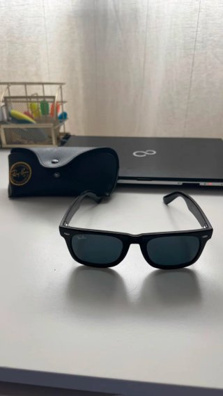 Gafas de sol Ray-Ban negras y azules
