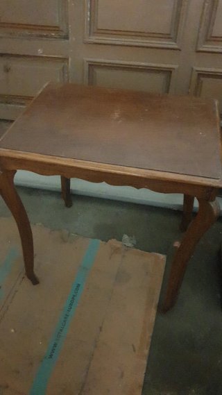 Mesa de madera marrón