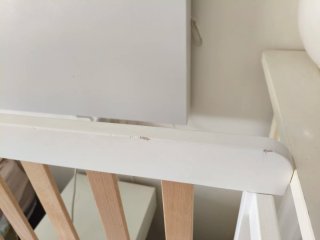 Cuna de madera blanca y detalles en madera