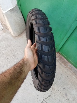 Neumático Moto 110/80-19 M/C 59 R (COMO NUEVO)