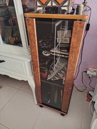 Mueble madera y cristal