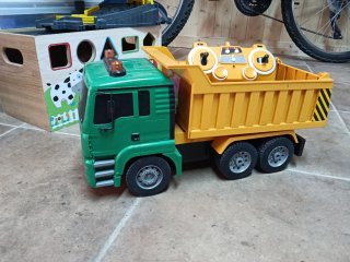 Camión teledirigido verde y amarillo
