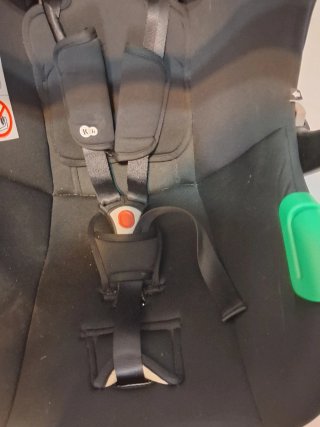 Silla de coche para bebé negra.KINDERKRAFT.