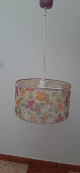 Lámpara infantil con estampado de mariposas