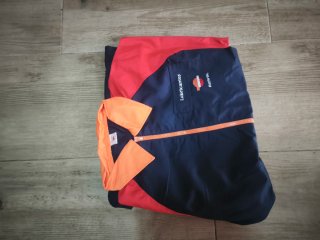 Mono de trabajo azul y rojo