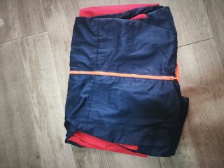 Mono de trabajo azul y rojo