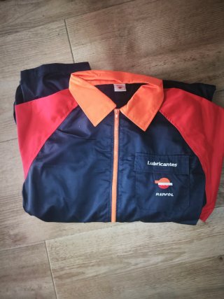 Mono de trabajo azul y rojo