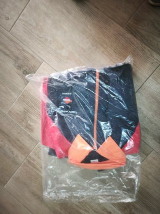 Mono de trabajo azul y rojo