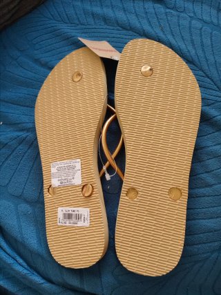 Sandalias Havaianas doradas sin estrenar