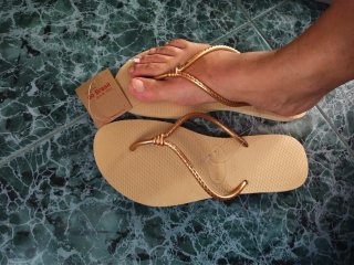 Sandalias Havaianas doradas sin estrenar