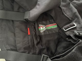 Pantalón MUGENRACE con tirantes.