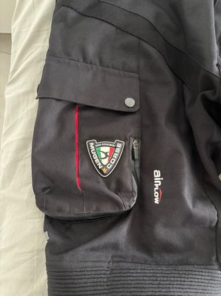 Pantalón MUGENRACE con tirantes.