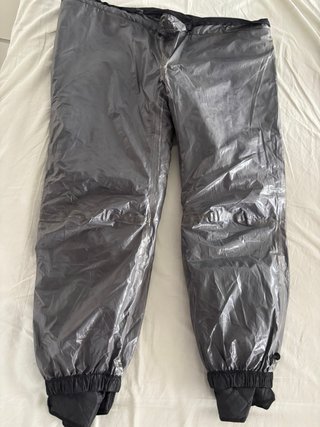 Pantalón MUGENRACE con tirantes.