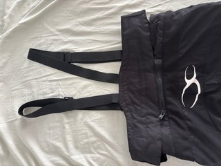 Pantalón MUGENRACE con tirantes.