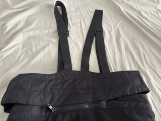Pantalón MUGENRACE con tirantes.