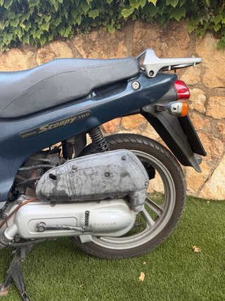 Honda SH100 Scooter Azul y Blanco