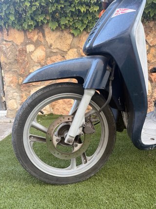 Honda SH100 Scooter Azul y Blanco