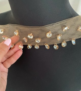 Gargantilla dorada con abalorios