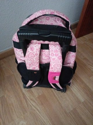 Mochila con ruedas y estampado de corazones