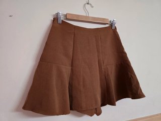 Falda pantalón marrón.