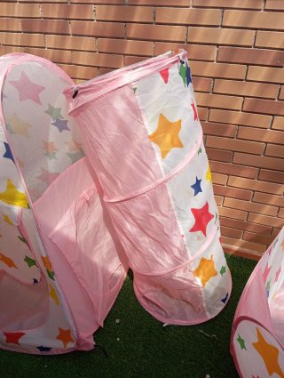 Parque de juegos infantil con túnel
