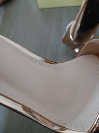 Zapatos de tacón dorados para fiesta casi nuevos.