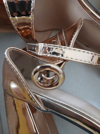 Zapatos de tacón dorados para fiesta casi nuevos.