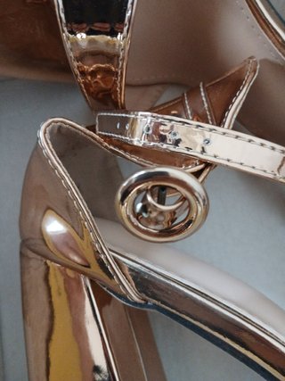 Zapatos de tacón dorados para fiesta casi nuevos.