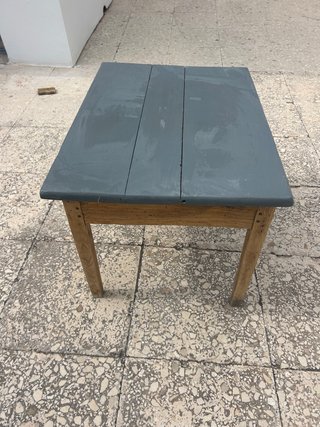 Mesa auxiliar antigua de madera