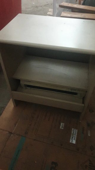 Mesa de ordenador beige