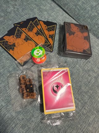 Fundas, dados y cartas Pokémon Shining Fates.