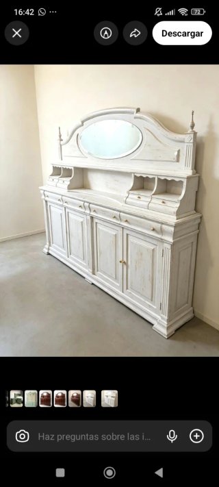 Mueble blanco de madera con espejo