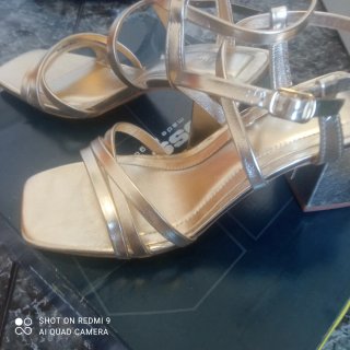 Sandalias doradas tacón cuadrado,sin estrenar