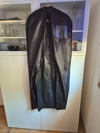 Gabardina de piel negra larga