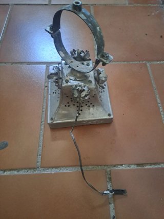 Antigüedad metálica con abrazadera