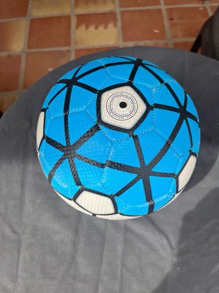 Balón de playa azul y blanco