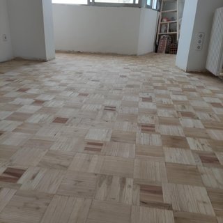 Servicio de acuchillado, barnizado e instalación