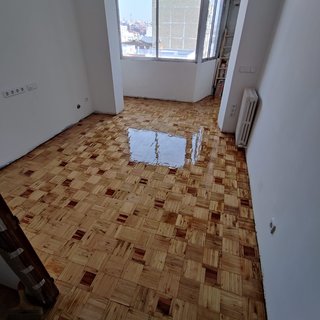 Servicio de acuchillado, barnizado e instalación
