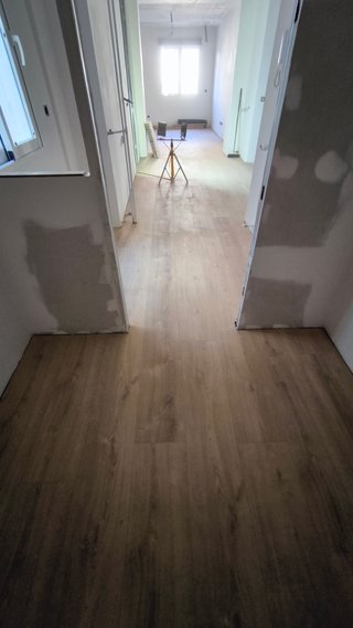 Servicio de acuchillado, barnizado e instalación