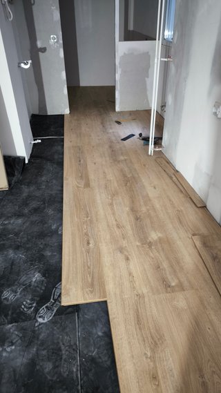 Servicio de acuchillado, barnizado e instalación
