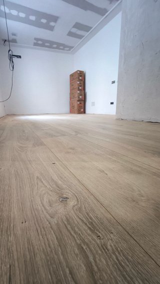Servicio de acuchillado, barnizado e instalación