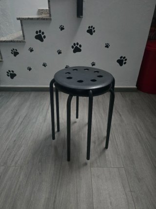 Taburete negro de plástico y metal