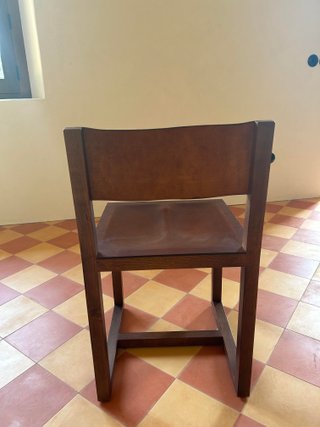 Sillas de roble macizo con respaldo de cuero