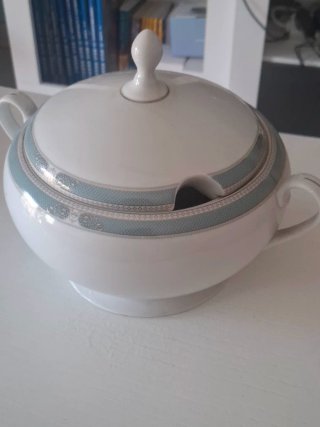 Sopera de porcelana con diseño azul