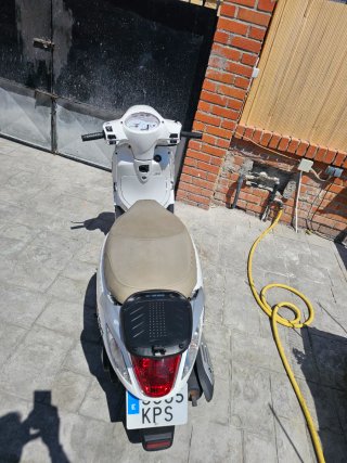 Moto Scooter Mono 125 Blanca y Marrón