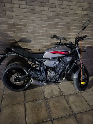 Yamaha XSR700 A2 Naked /Gris-rojo